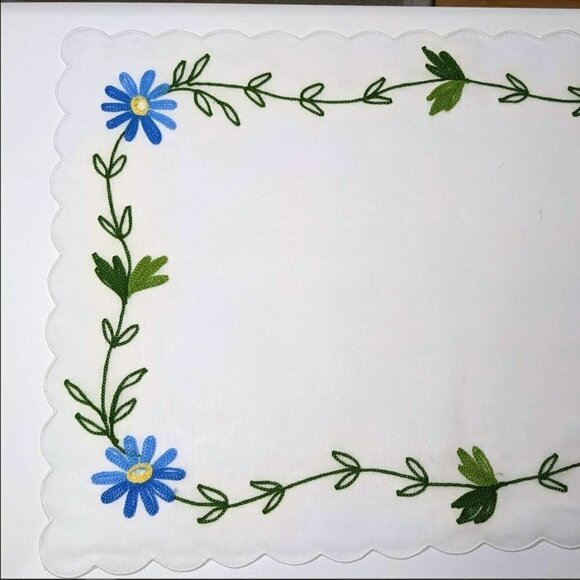 Daisy Embroidered Lace Placemats & Napkins Set (x4) - Picture 3 of 6